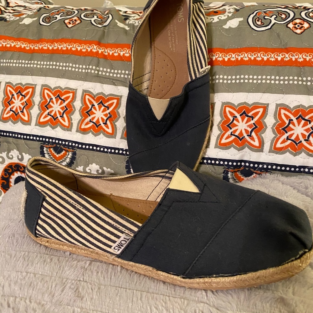 Toms espadrille. Navy and cream.